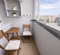 Útulný balkón s dreveným nábytkom.png