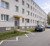 Moderná ulica so zaparkovanými autami.png