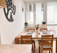 Moderná jedáleň s prírodným svetlom.png