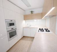 Svetlá a moderná kuchyňa s L-tvarom.png