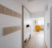 Moderná chodba s farebným akcentom.png