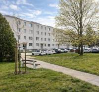 Biela budova s priestranným okolím.png