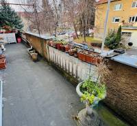 Ein Balkon mit Blumenkästen und Blick auf die F. Madvu Straße in Prievidza bietet eine ruhige Umgebung.