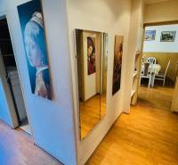 Flur mit Spiegel und Holzboden in einer 3-Zimmer-Wohnung.