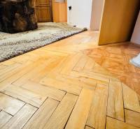 Boden mit Holzdekor in einer 3-Zimmer-Wohnung, Teppich und Möbel im Innenraum.