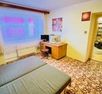 Ein Zimmer in einer 3-Zimmer-Wohnung mit Teppichboden, Schreibtisch und Bett.