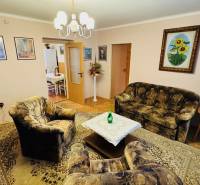 Wohnzimmer mit Sesseln, Sofa und Teppich in einer 3-Zimmer-Wohnung.