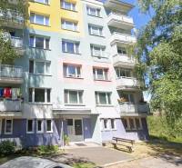 Das bunte Wohnhaus in der Beskydská 9 in Banská Bystrica, umgeben von Grün.