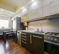 Küche in einer 3-Zimmer-Wohnung mit Holzboden und Eckbank.