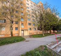 Ein Wohnblock in der Murániho-Straße in Nitra mit einer grünen Umgebung bietet 3-Zimmer-Wohnungen an.