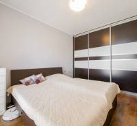 Schlafzimmer in einer 3-Zimmer-Wohnung mit Holzboden und Einbauschrank.