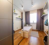Kinderzimmer in einer 3-Zimmer-Wohnung mit Holzboden und Einbauschrank.