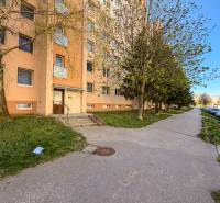 Wohnhaus in der Murániho-Straße in der Stadt Nitra, neben dem Gehweg und den Bäumen.