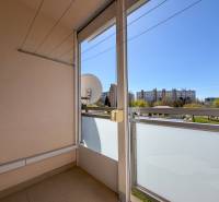 Balkon in einer 3-Zimmer-Wohnung mit Blick auf Grünflächen und Gebäude in Nitra in der Murániho-Straße.