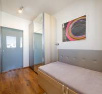 Kinderzimmer in einer 3-Zimmer-Wohnung mit Holzboden und abstrakter Kunst an der Wand.