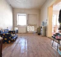 Wohnzimmer in einem Einfamilienhaus mit Holzboden, älteren Möbeln.