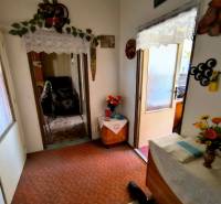 Eingangsflur in einer 3-Zimmer-Wohnung mit Dekorationen und Blumen auf dem Tisch.