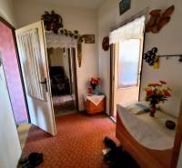 Eingangsbereich einer 3-Zimmer-Wohnung mit Teppich, Möbeln und Blumen zur Dekoration.