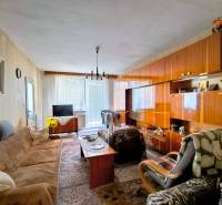 Wohnzimmer in einer 3-Zimmer-Wohnung mit Holzboden und einer Sitzgarnitur.