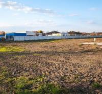 Gewerbegrundstücke in Kráľová nad Váhom mit weitläufigem offenen Gelände und eingezäunten Gebäuden.