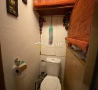 Kleines Badezimmer in einer 2-Zimmer-Wohnung mit dekorativen Bambuselementen und Bildern an der Wand.