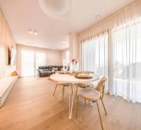 Wohnzimmer in einer 3-Zimmer-Wohnung mit Holzboden, Esstisch und Sofa.