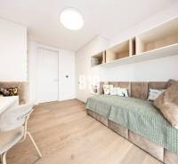 Minimalistisches Zimmer mit Sofa, hellen Möbeln und Boden in Holzoptik in einer 3-Zimmer-Wohnung.