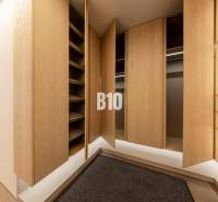 Ein Kleiderschrank mit Holztüren und einem Boden mit Holzdekor in einer 3-Zimmer-Wohnung.