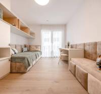 Helles Zimmer in einer 3-Zimmer-Wohnung mit Holzboden und bequemen Möbeln.