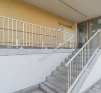 Eingang zur 3-Zimmer-Wohnung in der Bajkalská-Straße in Bratislava, Ružinov mit Treppenhaus.