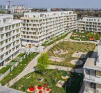 Wohnkomplex in Bratislava - Ružinov mit einem Innenhof und einem Kinderspielplatz.