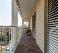 Balkon mit Holzboden in einer 3-Zimmer-Wohnung, Blick auf Bratislava - Ružinov.