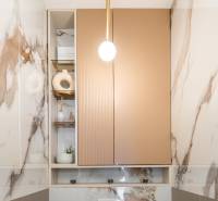 Marmorverkleidung mit Dekorationen im Badezimmer einer 3-Zimmer-Wohnung.