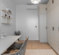 Arbeitszimmer in einer 3-Zimmer-Wohnung mit Stauraum, Tisch und dekorativen Elementen.