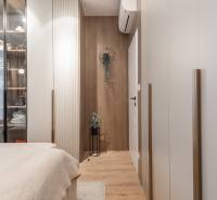 Gemütliches Schlafzimmer mit Holzboden und Glasschrank in einer 3-Zimmer-Wohnung.