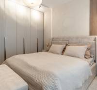Helles Schlafzimmer mit Einbauschrank und Bett in einer 3-Zimmer-Wohnung.