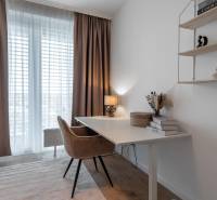 Arbeitsbereich mit Schreibtisch, bequemem Sessel und Regal in einer 3-Zimmer-Wohnung.