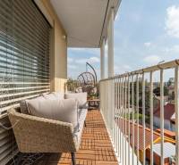 Balkon einer 3-Zimmer-Wohnung in Bratislava - Ružinov mit Außensitzbereich und Holzdekor.
