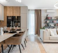 Offener Raum einer 3-Zimmer-Wohnung mit Küche, Esstisch und gemütlicher Wohnecke.