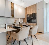 Stilvolle Küche in einer 3-Zimmer-Wohnung mit Esstisch und Boden in Holzoptik.