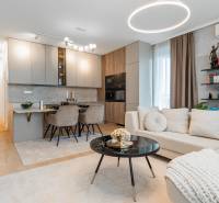 Ein stilvolles Wohnzimmer mit Küche in einer 3-Zimmer-Wohnung, helle Farbtöne, Boden mit Holzdekor.