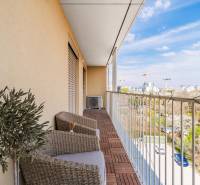 Balkon in einer 3-Zimmer-Wohnung mit Holzboden-Dekor, Blick auf Bratislava - Ružinov.
