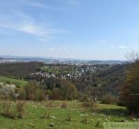 Landschaft mit Blick auf das Dorf und die umliegende Natur in Krupina für Grundstücke - Wohnen.
