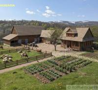Ein Landgut mit Nutztieren und einem Garten in einer wunderschönen Landschaft in der Nähe von Krupina.