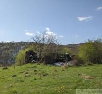 Grünflächen und Landschaft mit Ruinen in Krupina, geeignet für Wohnbaugrundstücke.