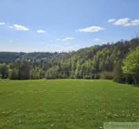 Frühlingslandschaft in der Umgebung von Krupina, Grundstücke - Wohnen, grüne Wiesen und Wälder am Horizont.