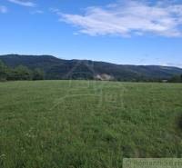 Schöne grüne Baugrundstücke in Horný Tisovník mit Panoramablick auf den Wald und den blauen Himmel.