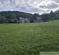 Grüne Wiese mit ländlichem Gebäude in Horný Tisovník, geeignet für Wohnbaugrundstücke.