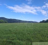 Grüne Wiese mit Hügeln und Himmel in Horný Tisovník, geeignet für Grundstücke - Wohnen.