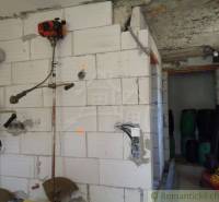 Innenraum eines Einfamilienhauses mit Werkzeug an der Wand und Lagertonnen in Šiatorská Bukovinka.